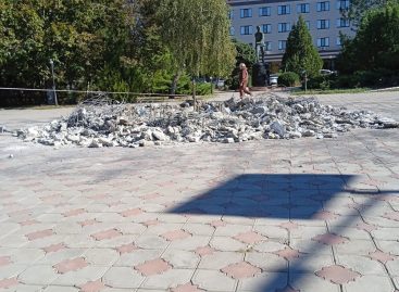 Начались работы по капитальному ремонту фонтана на площади Юбилейной в Сальске