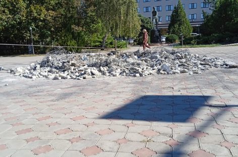 Начались работы по капитальному ремонту фонтана на площади Юбилейной в Сальске