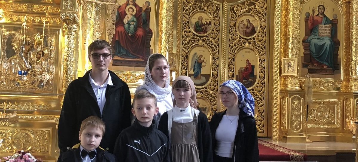 Юные сальчане стали участниками третьего (епархиального) этапа Покровского конкурса чтецов духовной поэзии