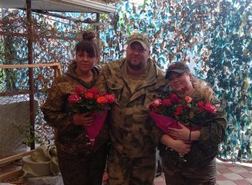 «Русский мир» не только на передовой: волонтеры Сальского района помогают гуманитаркой бойцам, едущим через Сальск на эшелонах