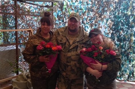 «Русский мир» не только на передовой: волонтеры Сальского района помогают гуманитаркой бойцам, едущим через Сальск на эшелонах