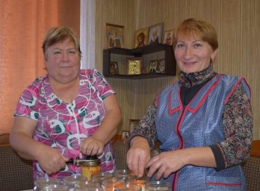 Тепло дома — в каждой баночке: волонтёр гуманитарного батальона «Нить надежды «Русский мир» готовит для бойцов тушёнку и паштеты