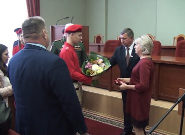 В память о героях: семьям погибших в ходе спецоперации вручили награды