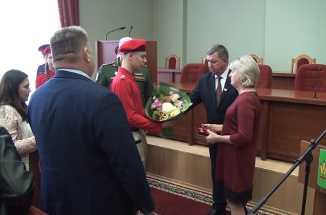 В память о героях: семьям погибших в ходе спецоперации вручили награды