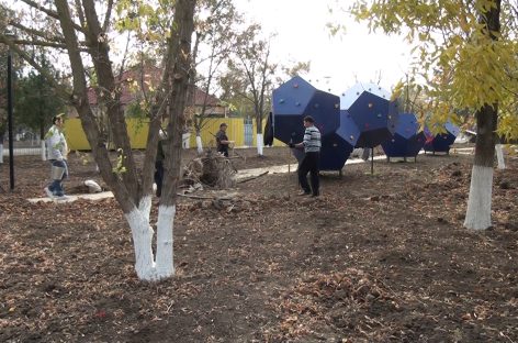 Успеть до первого ноября: чтобы уложиться в срок, в парке проводят субботники