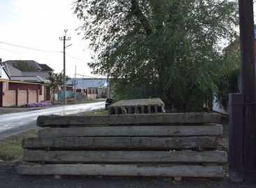 Жители микрорайона Низовский в Сальске не могут добиться, чтобы владелец участка на ул. Низовской убрал с прилегающей территории бетонные плиты