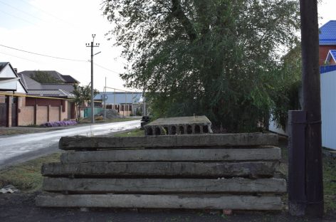 Жители микрорайона Низовский в Сальске не могут добиться, чтобы владелец участка на ул. Низовской убрал с прилегающей территории бетонные плиты