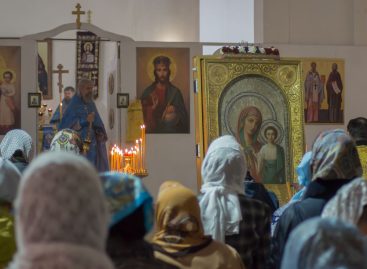 Сотни сальчан пришли в собор равноапостольных Кирилла и Мефодия  в Сальске, чтобы поклониться чудотворной иконе Божией Матери «Коробейниковская»