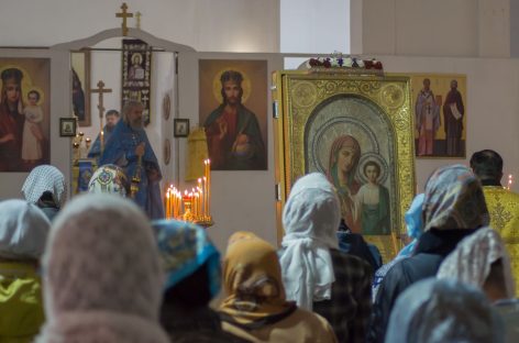 Сотни сальчан пришли в собор равноапостольных Кирилла и Мефодия  в Сальске, чтобы поклониться чудотворной иконе Божией Матери «Коробейниковская»
