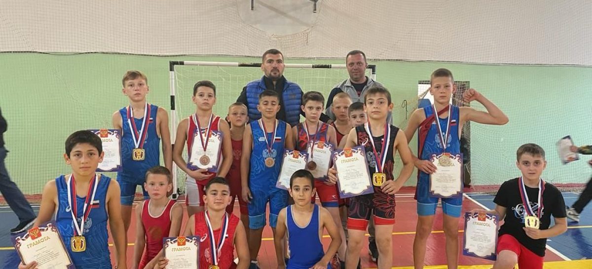 Борцы — с медалями: в Усть-Донецке состоялся межрегиональный турнир по греко-римской борьбе «Спорт за здоровый образ жизни»