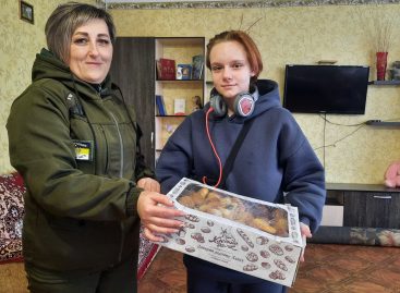 «Русский мир» — снова в зоне СВО: сальский гуманитарный батальон побывал у детей в городе Счастье и навестил танкистов под Клещеевкой