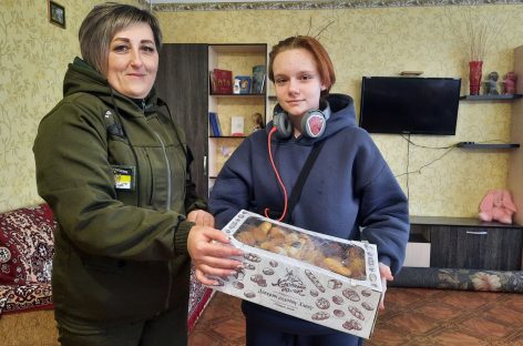 «Русский мир» — снова в зоне СВО: сальский гуманитарный батальон побывал у детей в городе Счастье и навестил танкистов под Клещеевкой