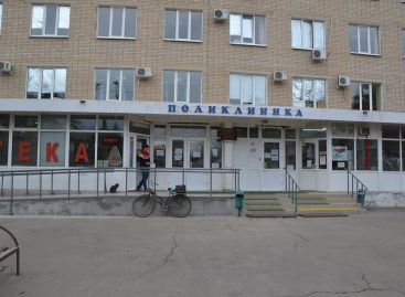 Из-за сбоя в системе в сальской поликлинике талоны пока можно взять только, отстояв очередь в регистратуре