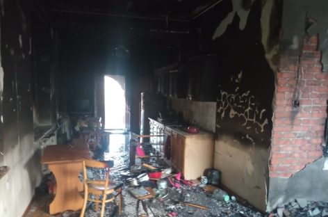 В Сальске, на улице Ломоносова, пожар серьёзно повредил добротное хозяйское строение