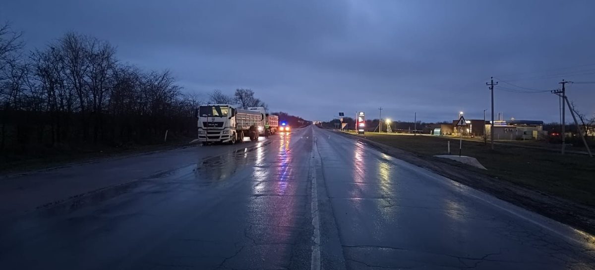 В Сальском районе кабиной большегруза придавило мужчину