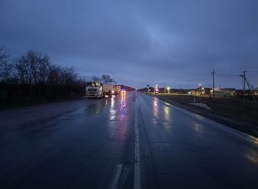 В Сальском районе кабиной большегруза придавило мужчину