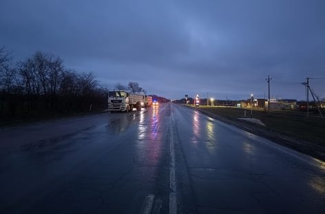 В Сальском районе кабиной большегруза придавило мужчину