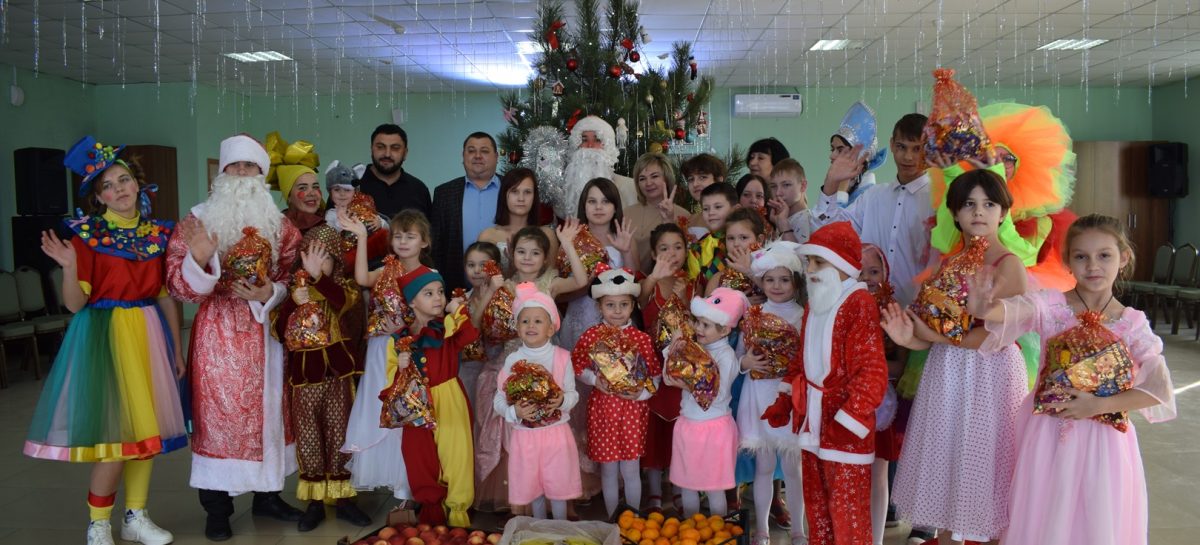 Городской ДК поздравляет юных сальчан с Новым годом яркими театрализованными представлениями