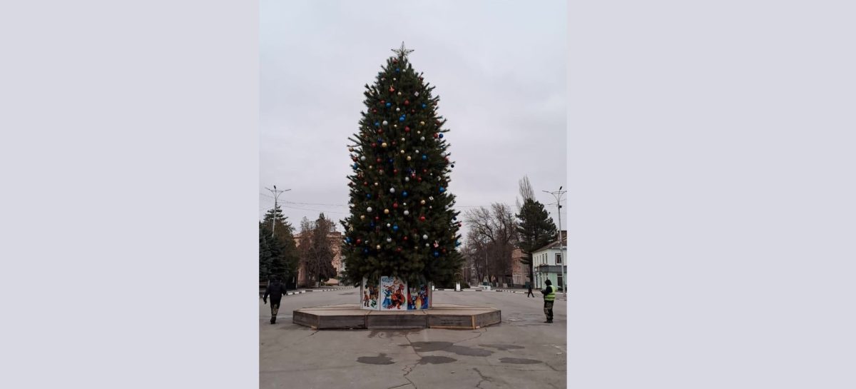 Завершилась установка главной городской ёлки Сальска на площади Ленина