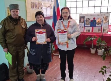 Руководитель Сальского филиала БГ «Святогор» Сергей Омелечко вручил Благодарственные письма самым активным волонтёрам сельских школ
