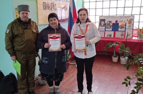 Руководитель Сальского филиала БГ «Святогор» Сергей Омелечко вручил Благодарственные письма самым активным волонтёрам сельских школ