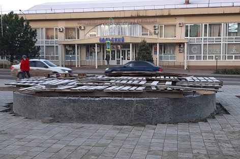 Завершается основной этап работ на реконструкции фонтана на пл. Юбилейной в Сальске