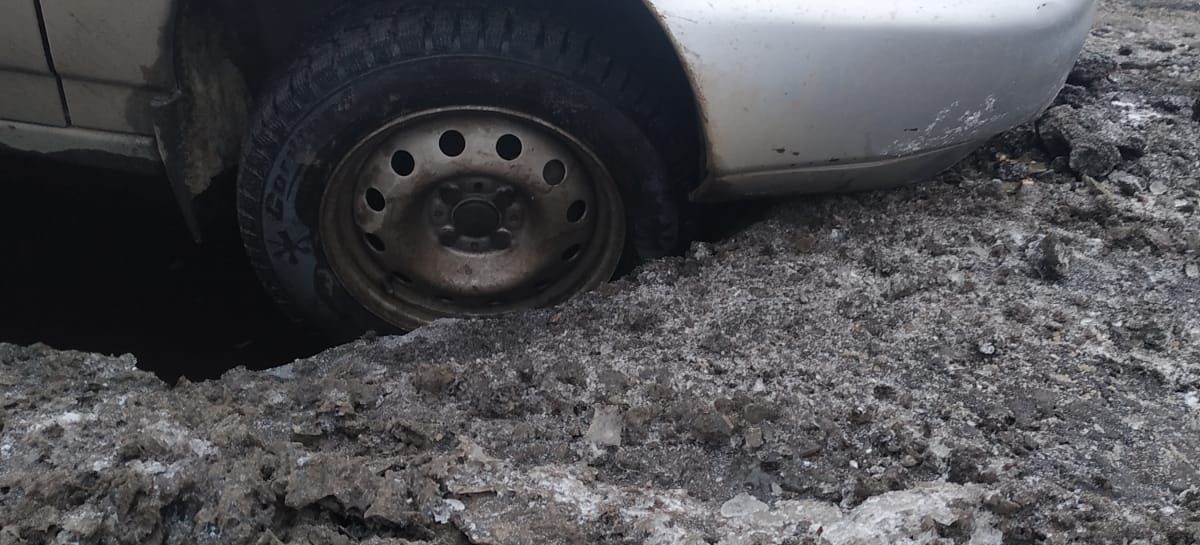 Колесо автомобиля сальчанки провалилось на месте сгнившей канализационной трубы