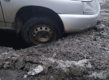 Колесо автомобиля сальчанки провалилось на месте сгнившей канализационной трубы