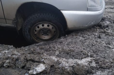 Колесо автомобиля сальчанки провалилось на месте сгнившей канализационной трубы
