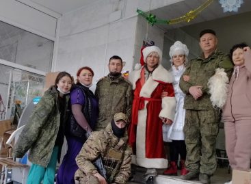 Сальские волонтеры поздравили с Новым годом наших раненых бойцов в госпитале в ЛНР