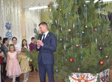 В Доме Пионеров и школьников организовали новогодний праздник для детей-инвалидов