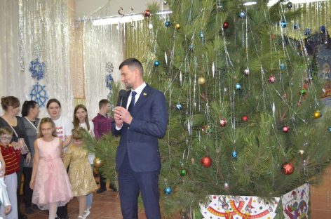 В Доме Пионеров и школьников организовали новогодний праздник для детей-инвалидов