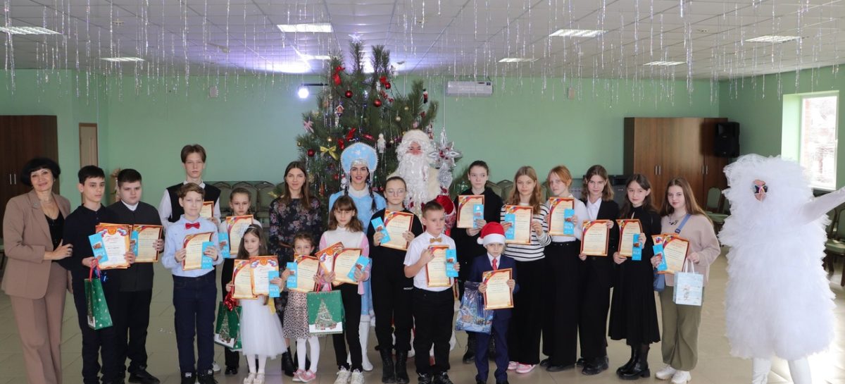 В городском Дворце культуры подвели итоги конкурса новогодней елочной игрушки «Украсим ёлку вместе!»