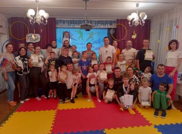 По примеру папы: в начальной школе-детском саду № 21 прошло спортивное мероприятие «Сильный папа у меня, под защитой вся семья»