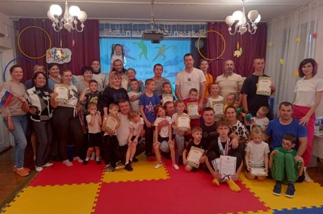 По примеру папы: в начальной школе-детском саду № 21 прошло спортивное мероприятие «Сильный папа у меня, под защитой вся семья»