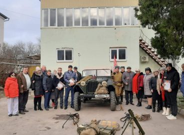 Сальские волонтёры поздравили бойцов в зоне СВО и раненых, проходящих лечение в госпитале в Луганске, с Днём защитника Отечества.