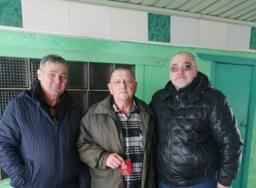 Ветераны-«афганцы», которые по состоянию здоровья не могли присутствовать на торжественных мероприятиях, получили памятные медали дома