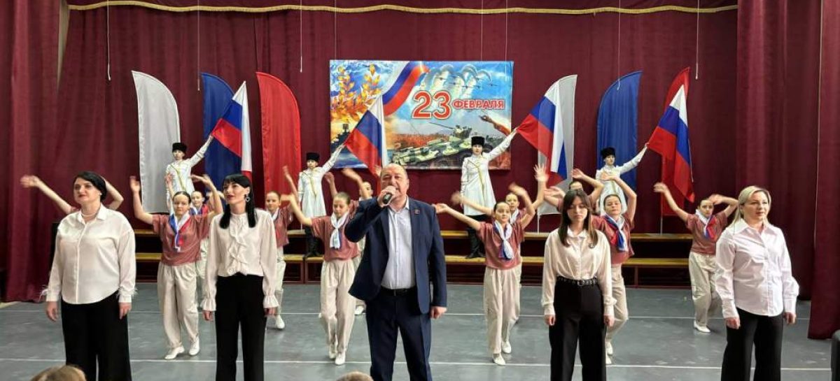 Накануне Дня защитника Отечества сальских школьников пригласили на большое мероприятие в ДШИ им. В.Н. Еждика