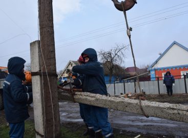 Все силы коммунальщиков в Сальске брошены на ликвидацию аварии на канализационном коллекторе на Краснодонцев и Курышко
