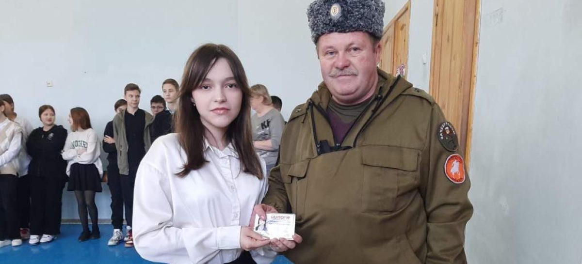 Сальская школьница получила удостоверение волонтёра благотворительного фонда «Святогор»