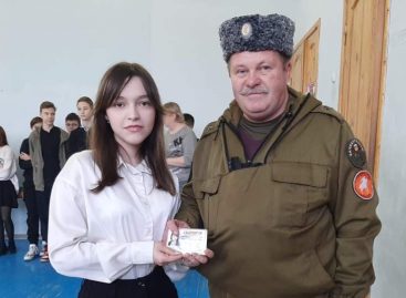 Сальская школьница получила удостоверение волонтёра благотворительного фонда «Святогор»