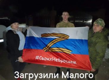 Боец СВО из посёлка Гигант передал волонтёрам движения «Рука помощи Тыл фронту г. Сальск» российский флаг с подписями бойцов СВО.