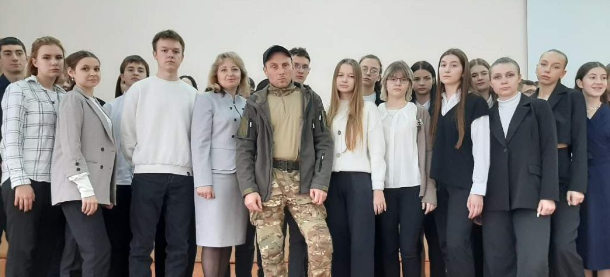 Учащиеся школы № 7 г.  Сальска встретились с бойцом СВО