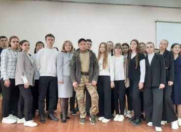 Учащиеся школы № 7 г.  Сальска встретились с бойцом СВО