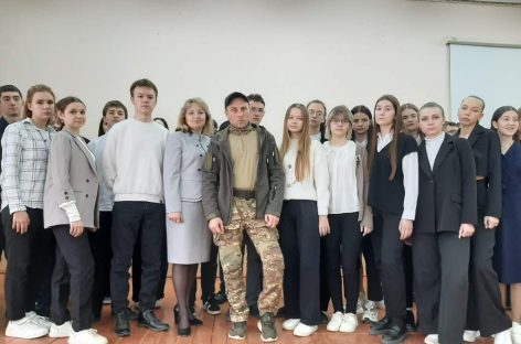 Учащиеся школы № 7 г.  Сальска встретились с бойцом СВО