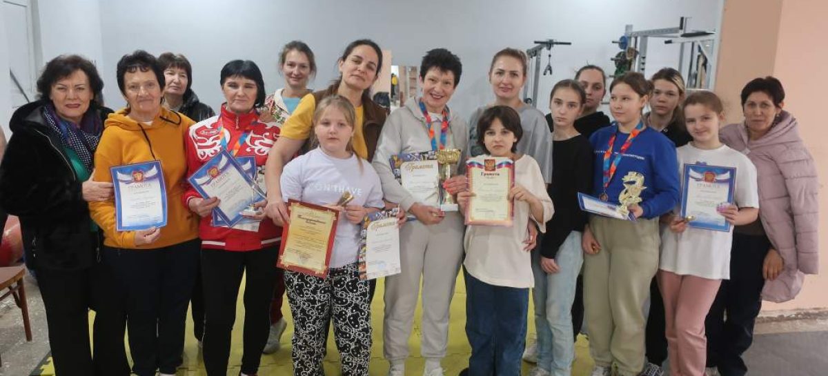 Праздничное фитнес-многоборье: в тренажерном зале ТОС «Общественный музей села Ивановка» состоялись соревнования