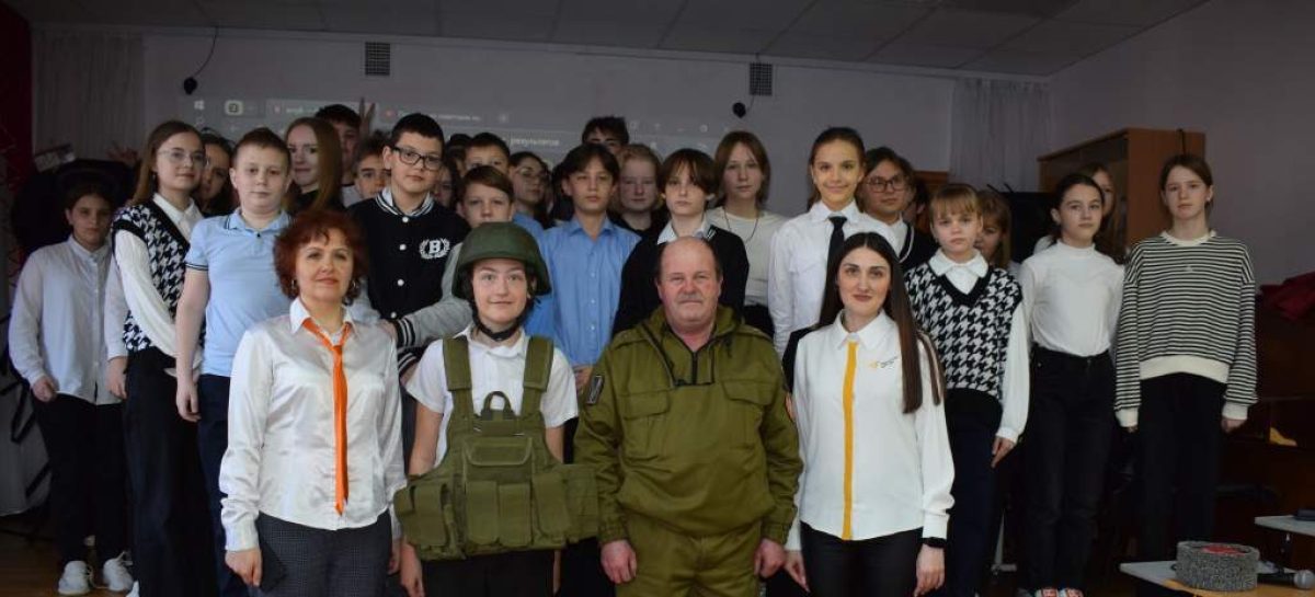 Руководитель Сальского филиала БФ «Святогор» Сергей Омелечко провёл Урок мужества для учащихся школы № 3