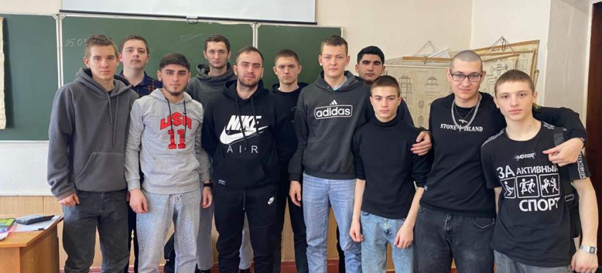 В Сальском индустриальном техникуме состоялась встреча с участником СВО, выпускником СИТ Дмитрием Павлиновым