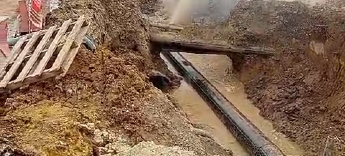 Новый участок водопровода по улице Коломийцева порвался