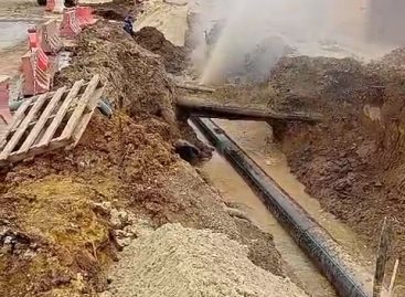 Новый участок водопровода по улице Коломийцева порвался